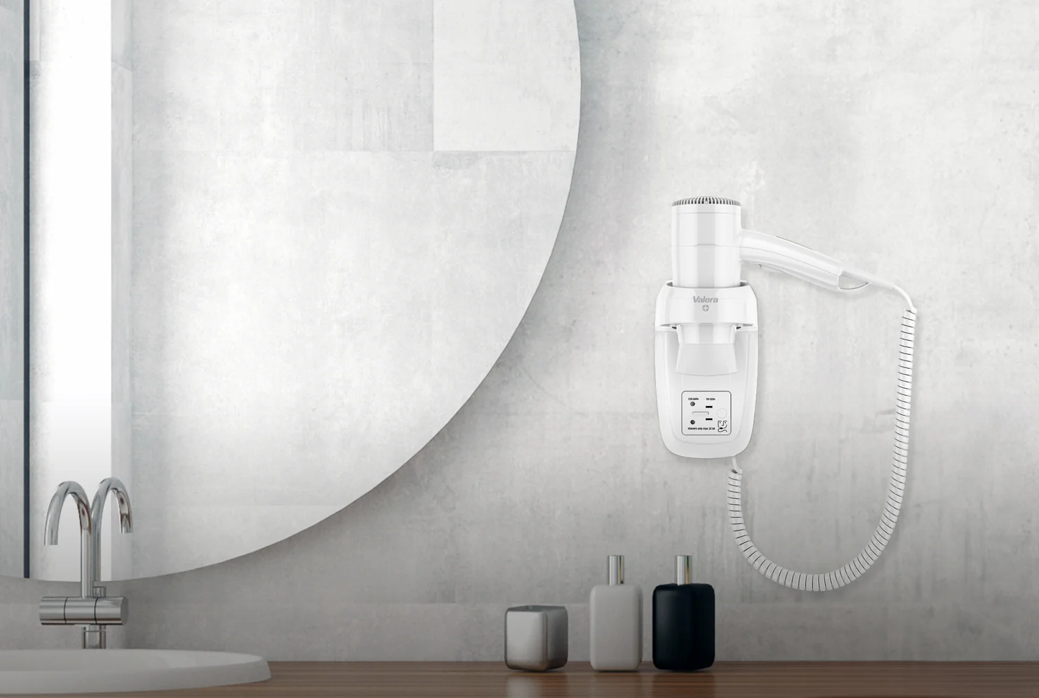 Witte föhn, zwarte en witte zeepdispensers.