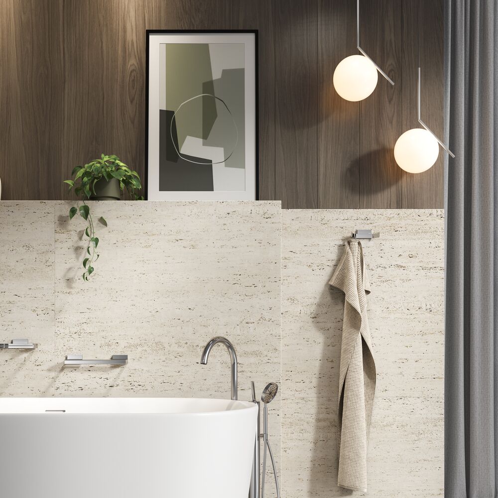 Wit bad met rekjes, spiegel erboven, handdoekrek en sfeerverlichting.