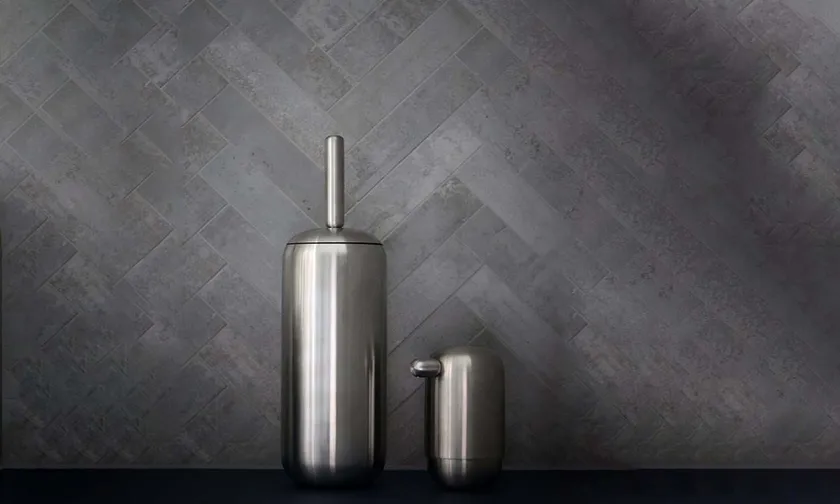 Zilveren wc-borstelhouder van DLine Pebble.