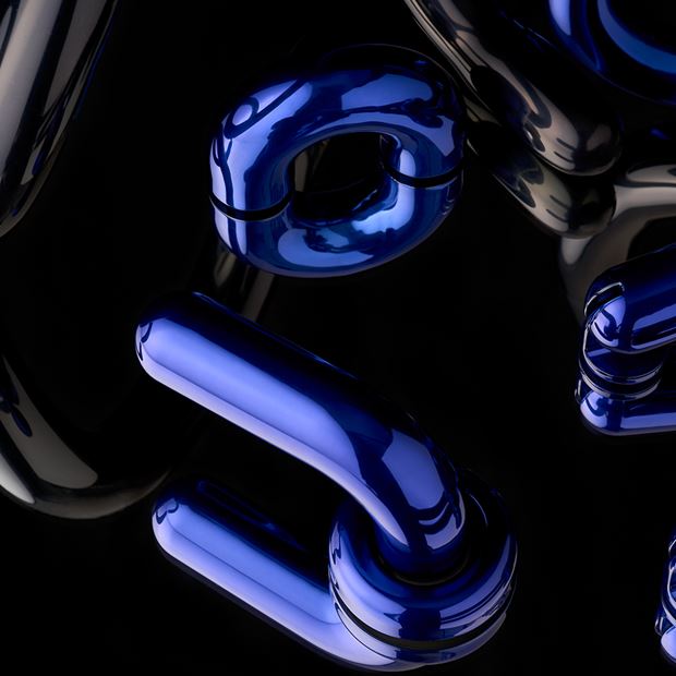 Tom Dixon hardwarecollectie met paarse tinten.