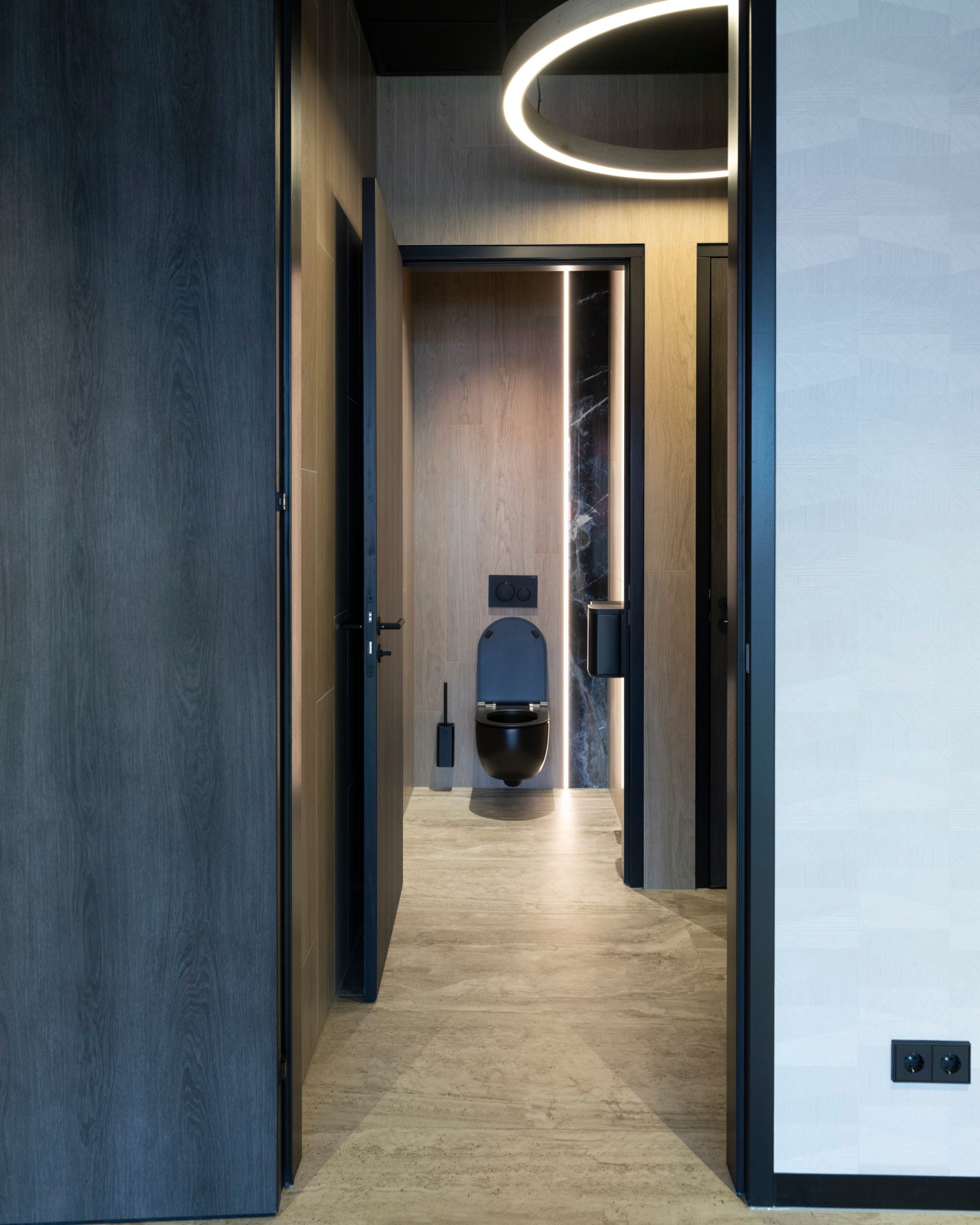 c-gang in Studio Daphne Jansen met deuropening en grote ronde lamp