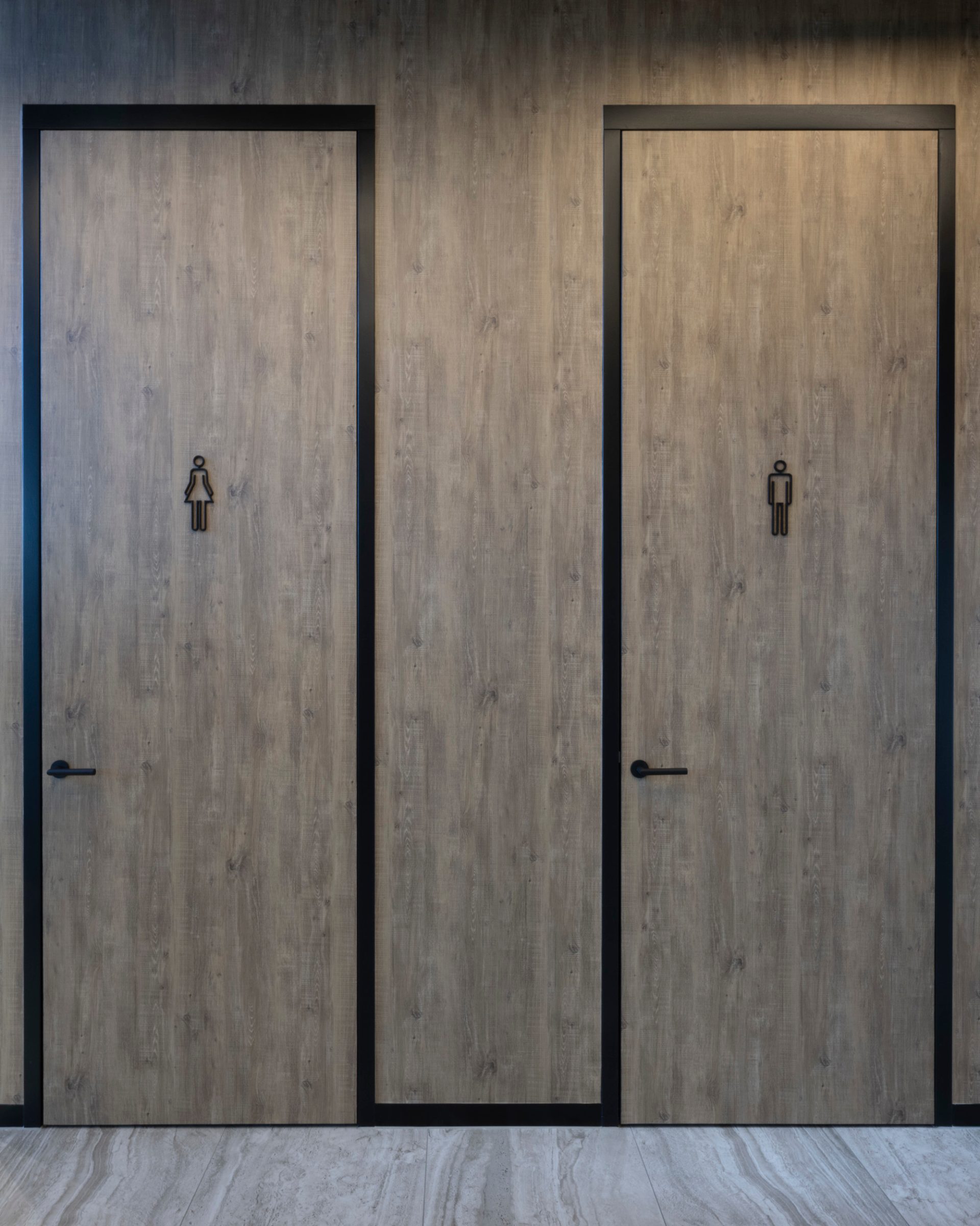 Houten deuren van Studio Daphne Jansen met icoon vrouw en man